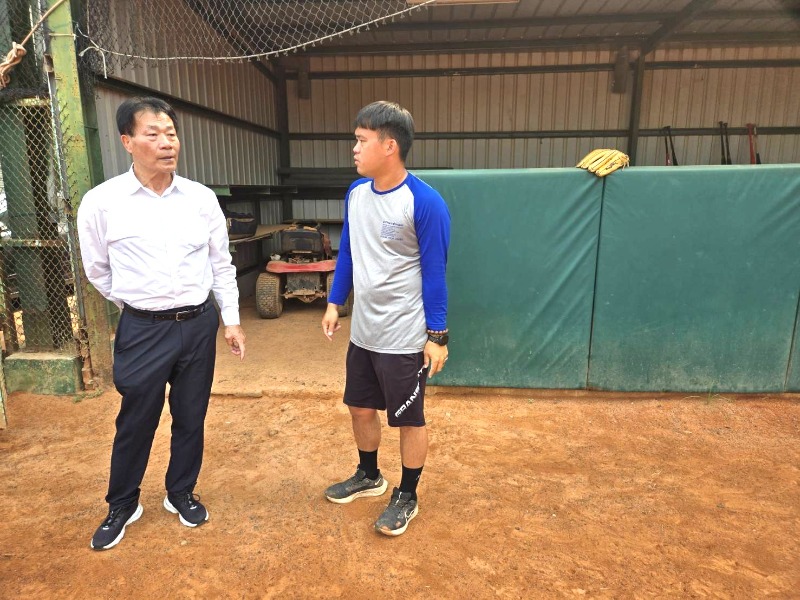 體育局局長陳良乾至小北B棒球場會勘 並與安順國中棒球隊教練討論球場修繕事宜