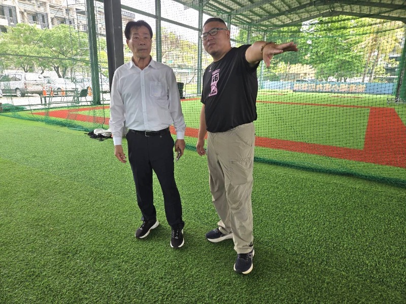 體育局局長陳良乾至小E棒球場及室內棒球訓練基地會勘 並與協進國小學務主任討論球隊發展