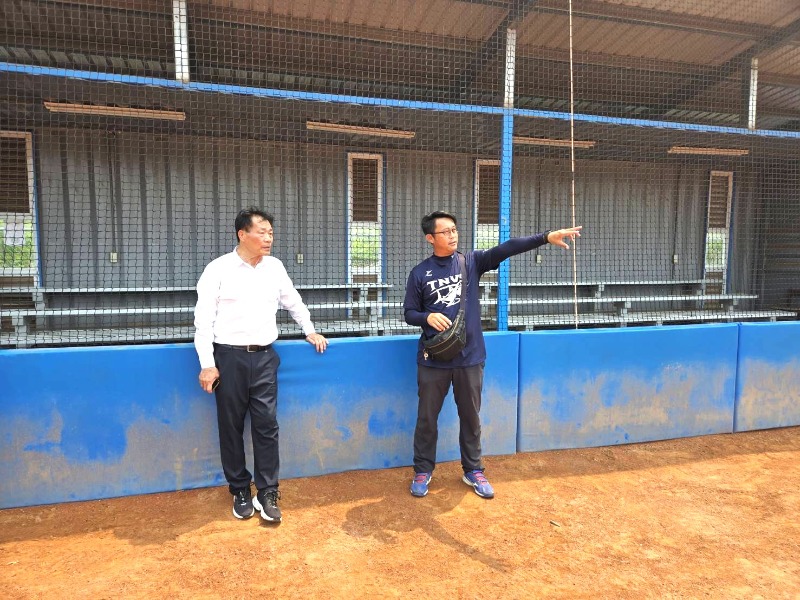 體育局局長陳良乾至州平棒球場會勘 並與國立臺南海事棒球隊總教練討論球場修繕事宜