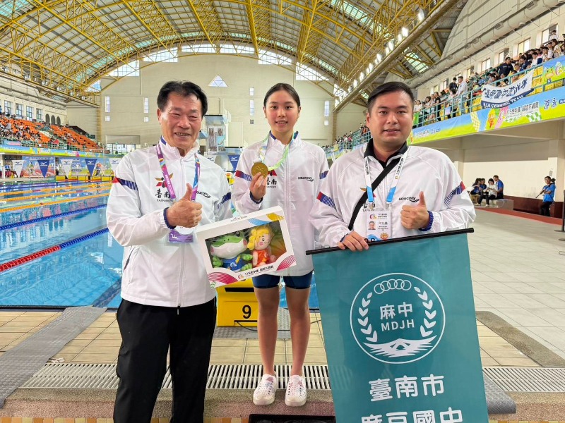 麻豆國中何康婗200公尺蛙式金牌（破大會紀錄）與局長（左）及教練（右）合影