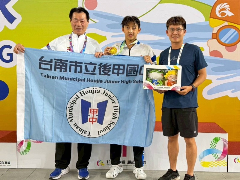 後甲國中薛人豪國男組50公尺仰式金牌與局長（左）及教練（右）合影