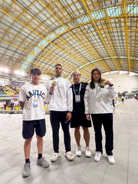 光華高中吳兆騏（左2）游泳50公尺蝶式金牌、新豐高中洪渝姍（右1）游泳100公尺蝶式金牌