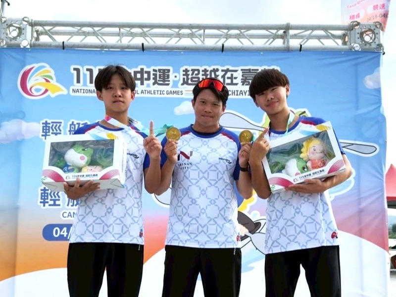 海佃國中國中組輕艇競速500公尺雙人C艇高楷博、林侑蓁銅牌