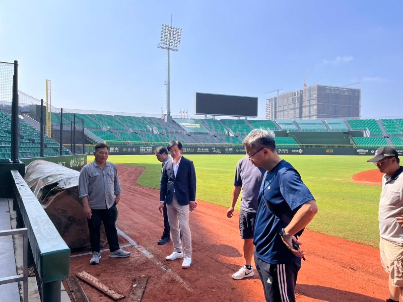 副市長葉澤山率隊檢視亞太成棒主球場紅土淤積情況