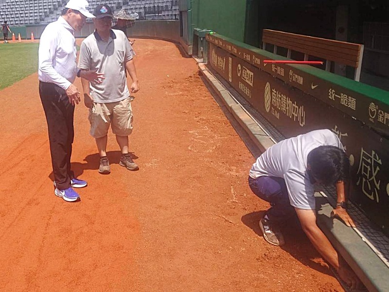 局長陳良乾指示廠商未來加強亞太成棒主球場清淤頻率