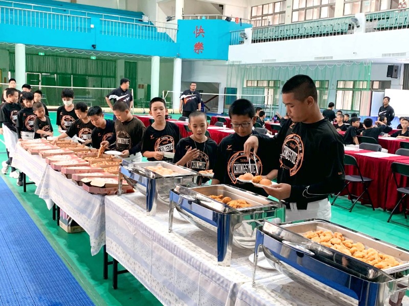 市長黃偉哲準備披薩為崇學國小棒球隊慶功