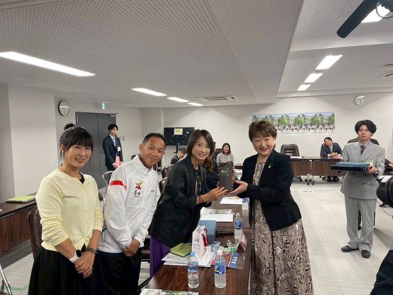 日本仙台市長郡和子(右1)致贈紀念品予臺南市領隊市長室秘書林唯莉(右2)
