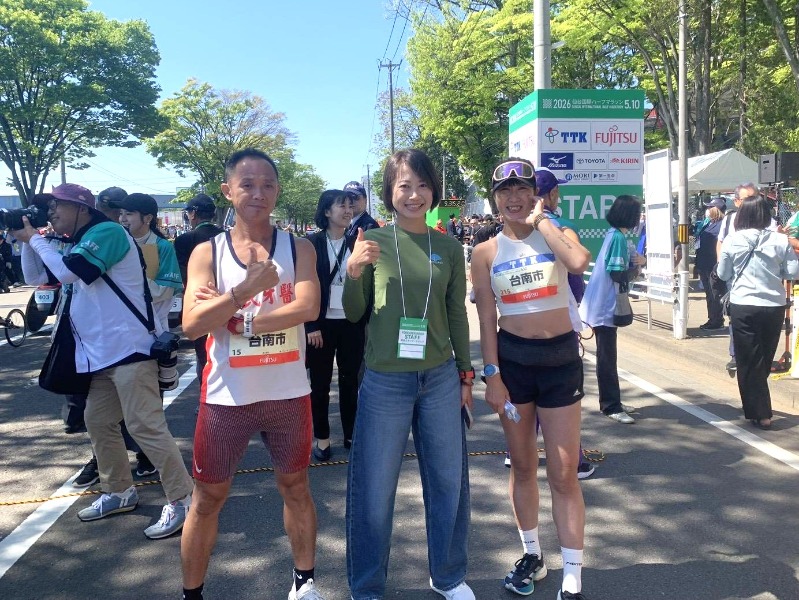 市長室林唯莉秘書(中)與臺南市選手馬偉政(左)、付迪(右)於仙台馬活動現場合影