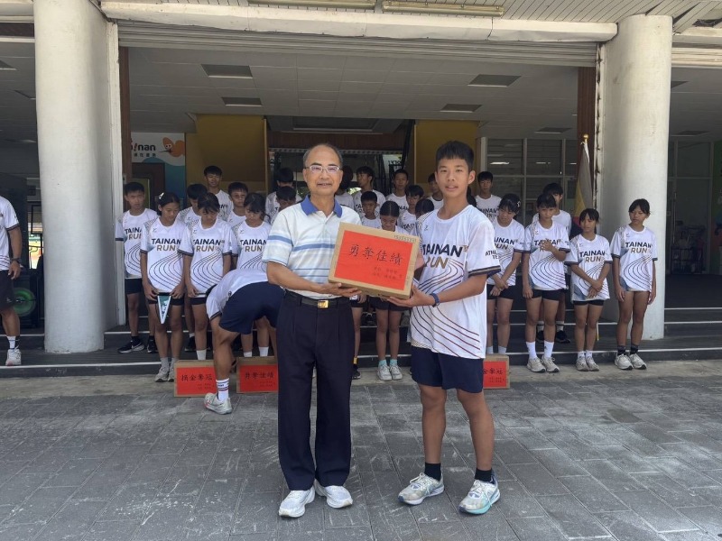 臺南市115年全國小學田徑錦標賽授旗典禮副局長致贈能量飲