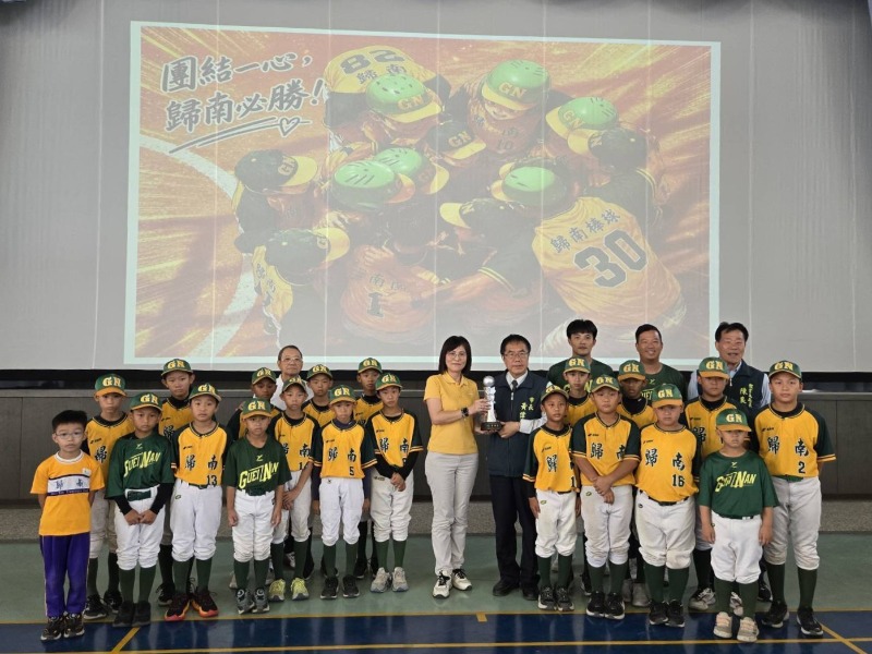 歸南國小114學年度國小軟式組全國賽榮獲殿軍殊榮 市長黃偉哲親赴校園勉勵肯定球員