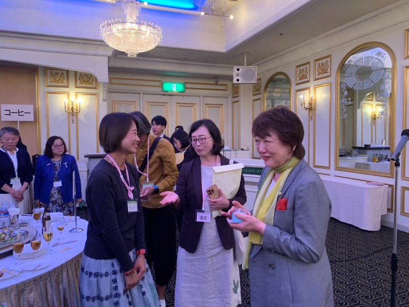 日本仙台市長郡和子（右）與臺南市市長室秘書林唯莉（左）致意