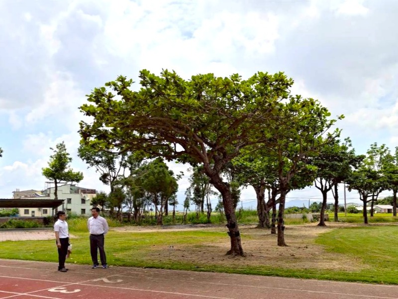 局長陳良乾同與菁寮國小校長討論跑道修整建情形