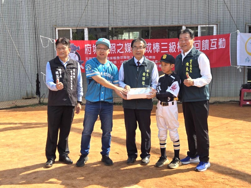 府城長照之媒體X成棒三級棒球回饋互動活動致贈棒球給球隊學生