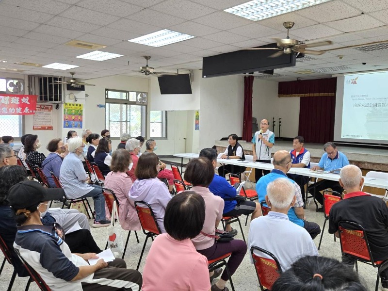 體育局副局長林義順向民眾說明球場工程規劃