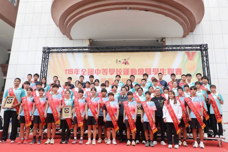 115年全國中等學校運動會表揚大會市長與全中運金牌選手合影