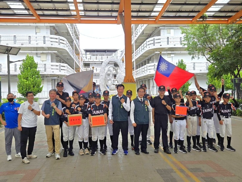 臺南市少棒隊代表國家參加「2026年美國小馬聯盟野馬級（11-12歲組）亞太區少棒錦標賽」授旗典禮合影