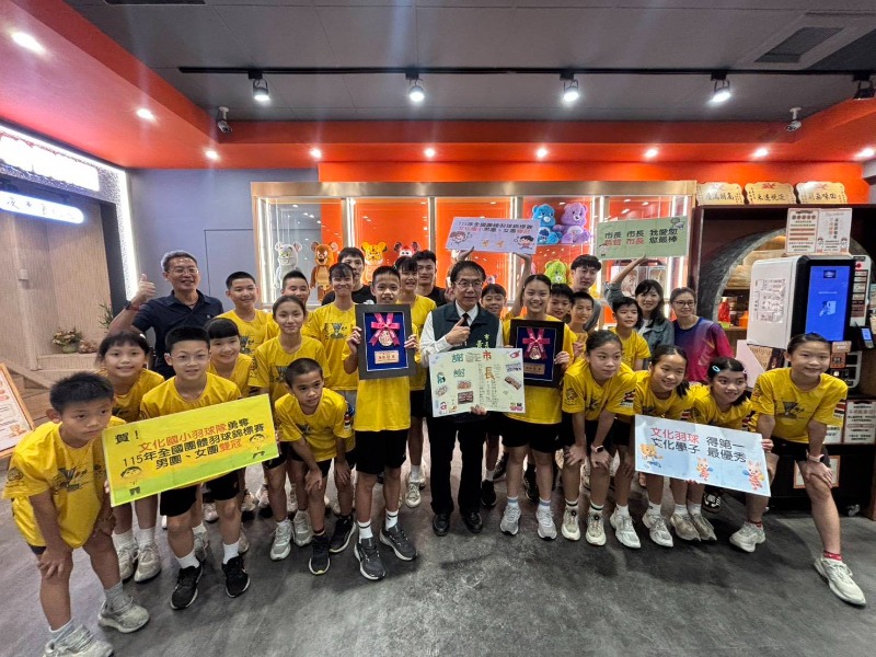 市長黃偉哲請文化國小羽球隊吃牛排