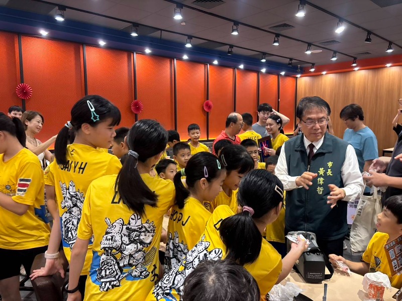 市長黃偉哲請文化國小羽球隊吃牛排