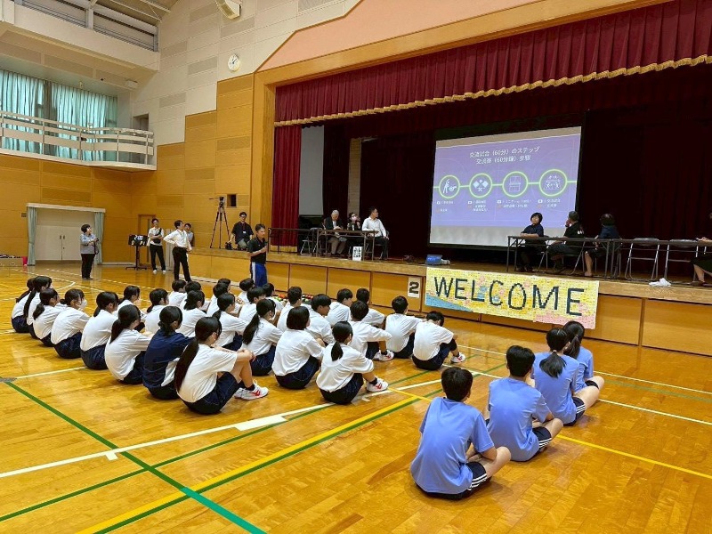 臺南市佳興國中學生與日本鴻南中學學生共同上體育課