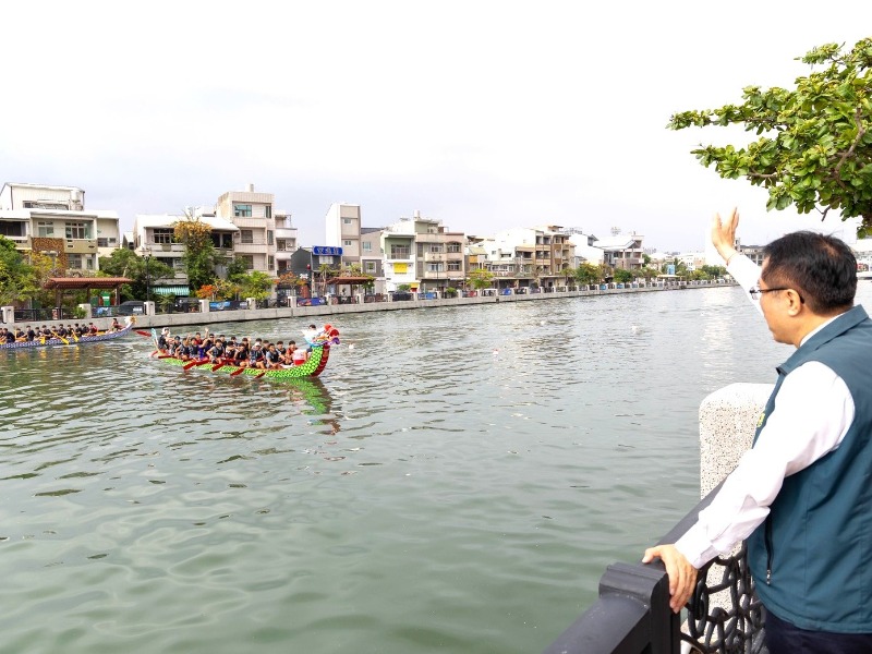 市長黃偉哲視察龍舟賽練習情形並為選手加油