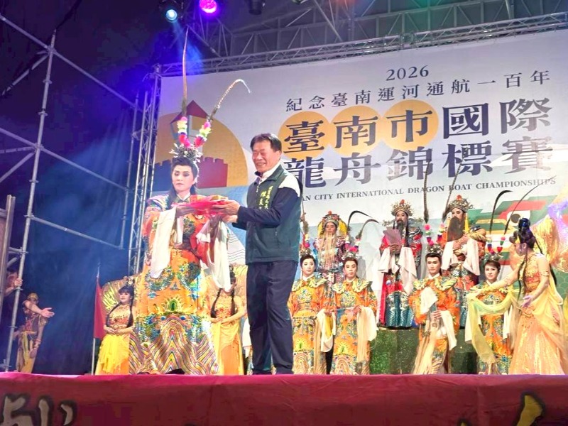 2026臺南市國際龍舟錦標賽 體育局局長陳良乾致贈紀念品感謝明華園戲劇總團熱情演出