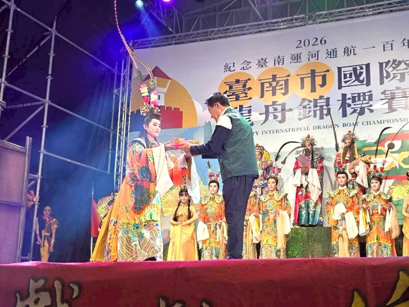 2026臺南市國際龍舟錦標賽 體育局局長陳良乾致贈紀念品感謝明華園戲劇總團熱情演出