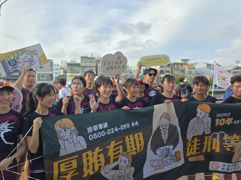 本市政風處與體育局於2026臺南市國際龍舟錦標賽會場進行反賄選宣導並與各隊選手合影