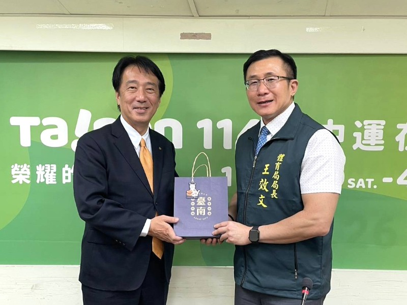 日本能美市市長井出敏朗及臺南市政府體育局局長王效文互相致贈伴手禮