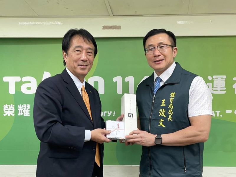 日本能美市市長井出敏朗及臺南市政府體育局局長王效文互相致贈伴手禮