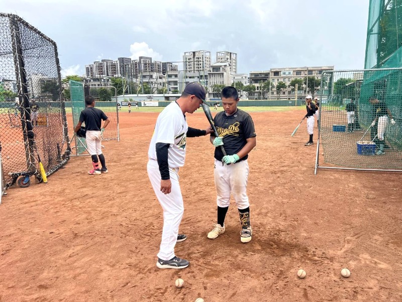 臺南城市棒球隊吳家輝教練指導民德國中球員