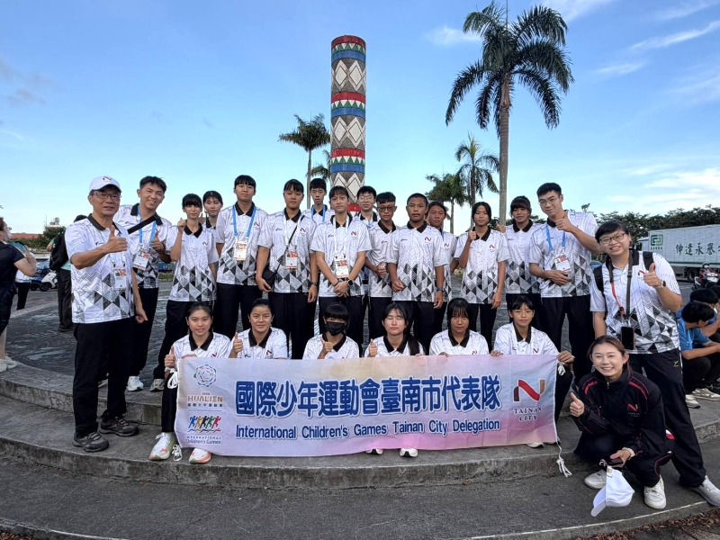 2026國際少年運動會開幕臺南市政府參議陳勝楠（左1）帶領22名選手及教練進場前合影