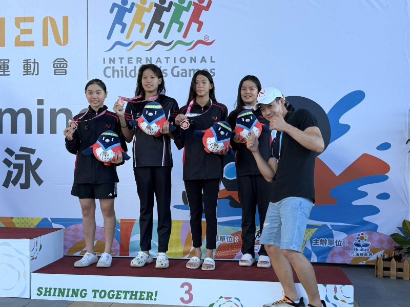 2026國際少年運動會游泳4100公尺混合式接力仰-梁昕恩、蛙-何康婗、蝶-侯妤蓁、自-張慧珍獲銅牌