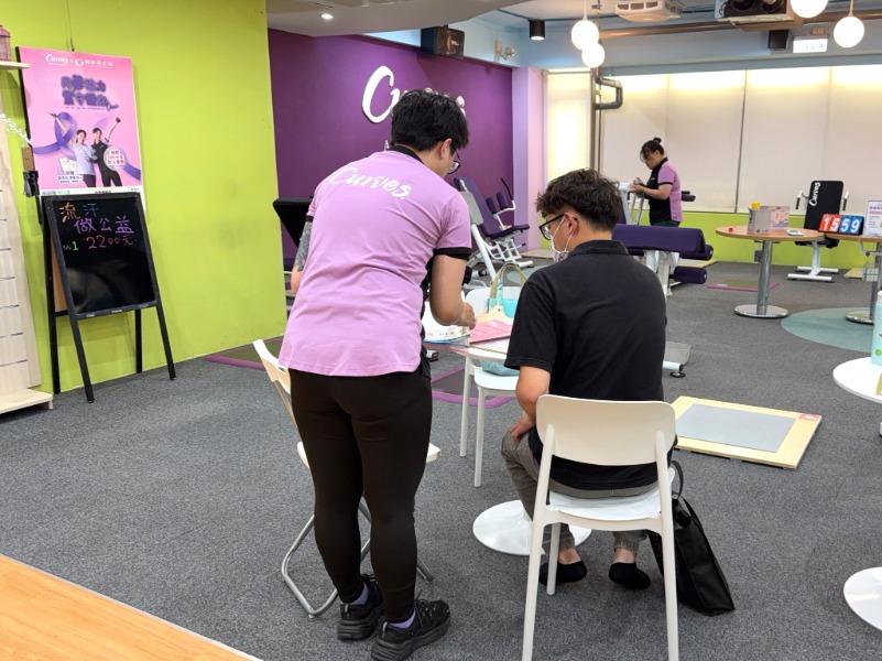 查核人員進行宣導