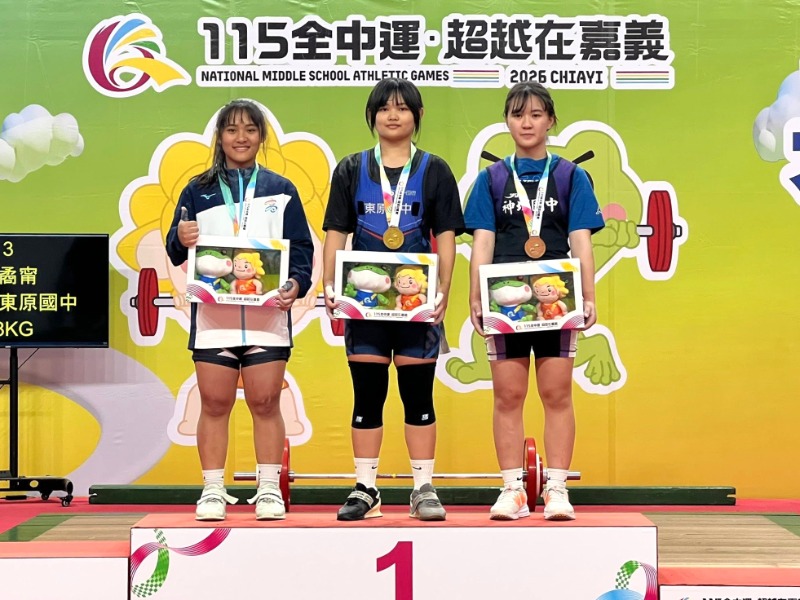 東原國中張矞甯(中)選手115全中運獲女子組58公斤級金牌