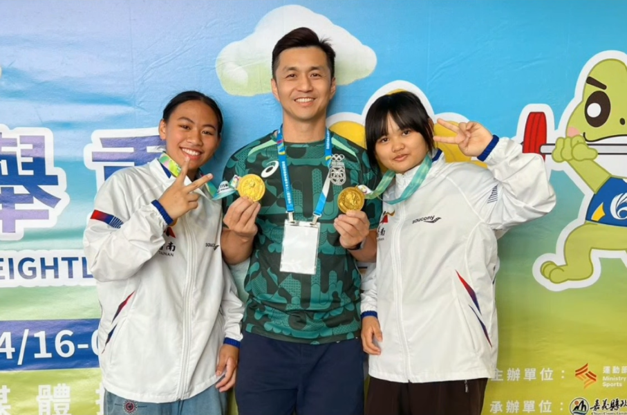 東原國中張矞甯、莊佳妡兩位金牌選手與教練曾上源合照