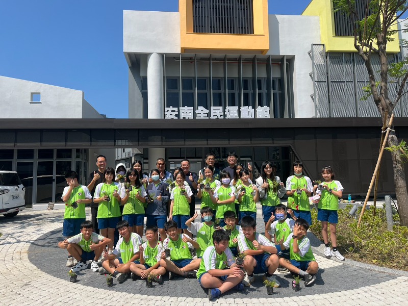 安南區全民運動館結合在地學校九份子國小與學童體驗植栽落實永續回饋