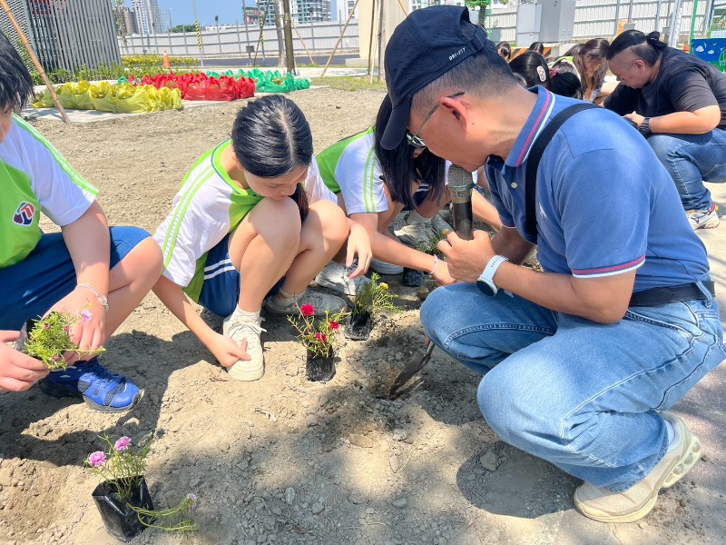 安南區全民運動館結合在地學校九份子國小與學童體驗植栽落實永續回饋