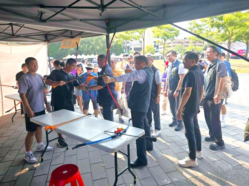 臺南市115年運動嘉年華市長黃偉哲體驗射箭