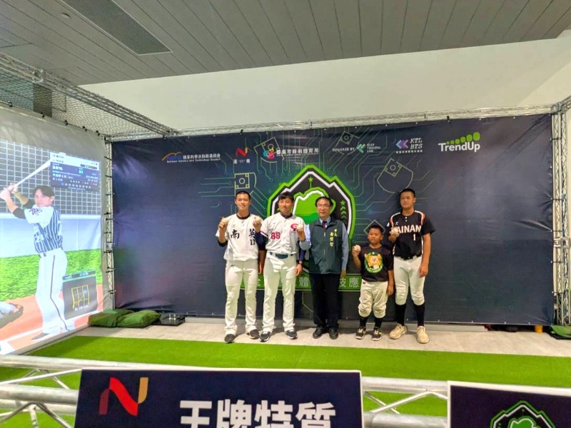 臺南藝陣IP暨棒球運動AI體驗記者會市長與球員合影