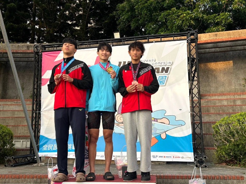 陳寬宇(左)在水上救生「100公尺穿蛙鞋救援浮標拖假人」項目勇奪銀牌