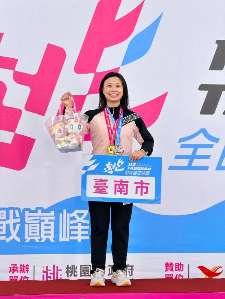 吳育綺選手水中運動女子組自由潛水動態平潛無蹼金牌